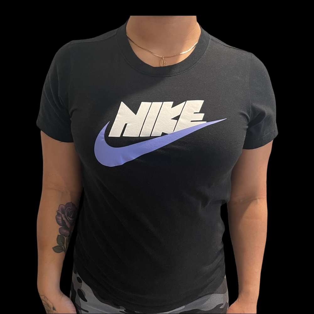 Black NIKE tee